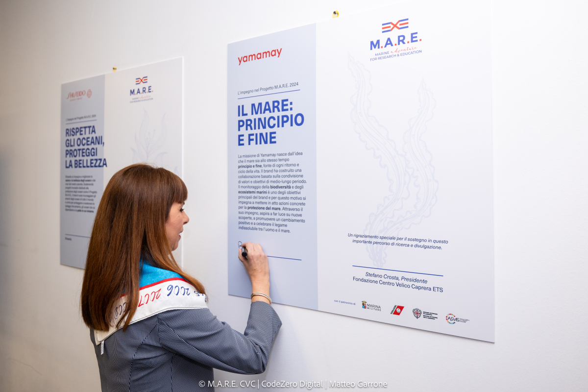Barbara Cimmino che firma il Manifesto dell'impegno Yamamay nel Progetto M.A.R.E. 2024
